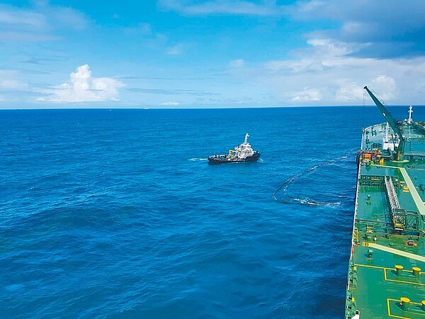 中油大林廠外海管線破裂,廠方連夜處理油汙,24日中午前已處理完畢。(中油提供/柯宗緯高雄傳真)