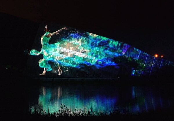 噶瑪蘭公主光雕大型巨秀將首度在蘭陽博物館的單面山牆演出,搭配水面倒影,營造浪漫氛圍。圖/宜蘭縣政府提供