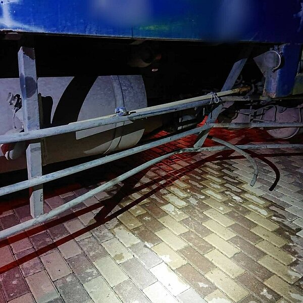 嘉義縣新港鄉民雄鄉交界的164線前晚8時許發生貨車與機車擦撞,貨車車底嚴重凹陷。圖/議員陳文忠提供