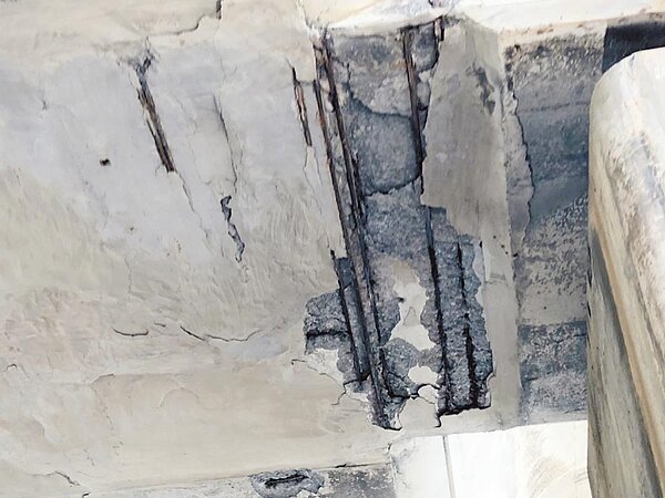 蘆竹區台61線24公里處平面道路,因臨海近,造成鋼筋易鏽蝕膨脹。(翻攝照片/姜霏桃園傳真)
