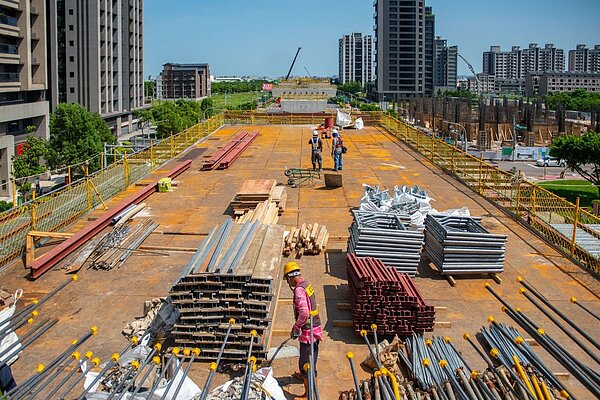 鄭文燦指出，當前捷運綠線工程順利且期程略為超前。圖／桃園市政府提供