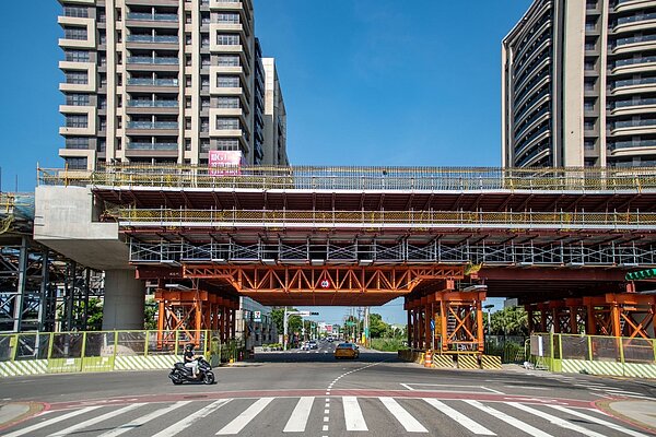 桃捷綠線GC01標高架段工程近期完成高架段第一跨橋面版。圖/桃園市政府提供