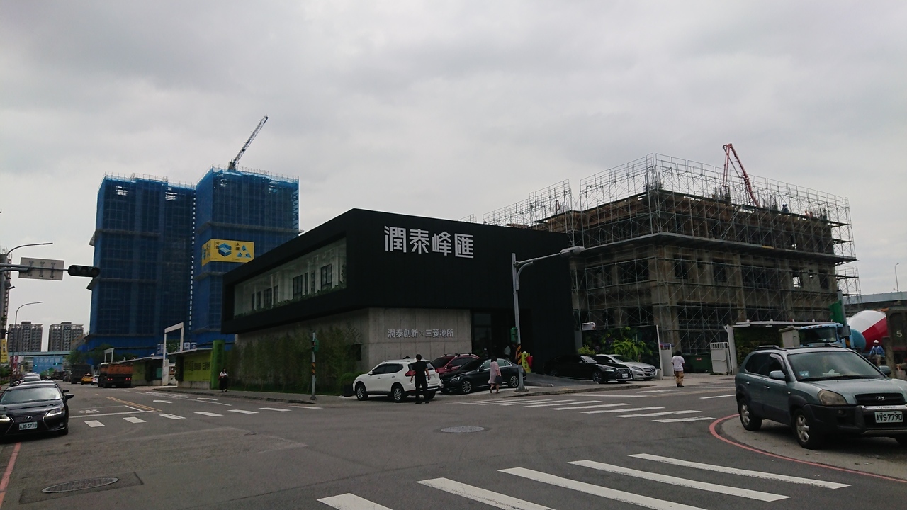 潤泰新在江翠北側重劃區推的「潤泰峰匯」，目前僅剩六戶可售，預計明年首季完工挹注營運。記者陳美玲／攝影