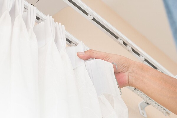 窗簾及地毯等軟性材質能夠吸收聲響，有效降低家中噪音。圖／21世紀不動產提供