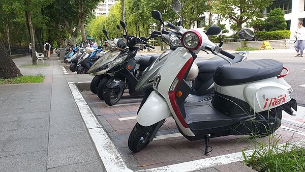 為減輕民眾負擔,北市推出400元路邊機車停車月票及每日1單政策。記者胡瑞玲/攝影