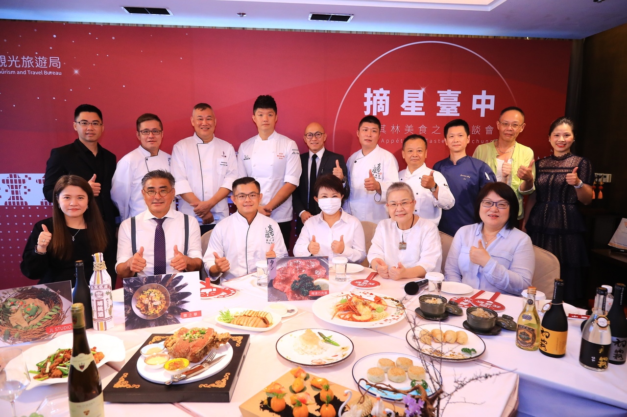 台中市長盧秀燕（前排右三）25日與美食家胡天蘭等人進行米其林美食之旅座談會。記者余采瀅／攝影