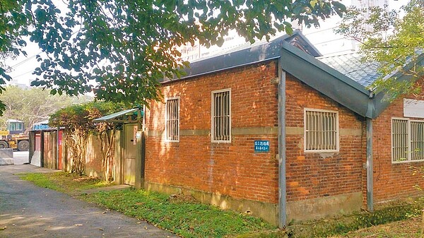 桃園農工宿舍群2017年通過文化局核定為歷史建築,部分房舍卻遭不明人士恣意拆除,警方無從調查,文化局判罰30萬元,指校方未盡管理職責。(桃園市文化局提供/姜霏桃園傳真)