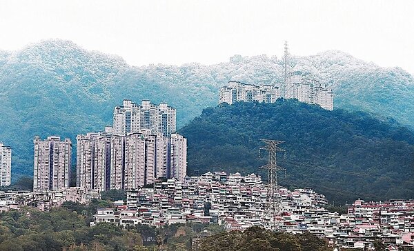 新北市新店安坑的山區建築林立。 聯合報系資料照片