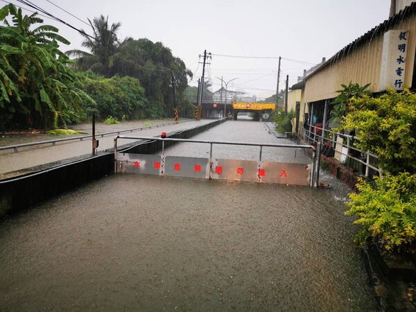台南大雨下不停，仁德保安路一段保安火車站旁地下道積水，警方據報後抵達現場管制交通。記者邵心杰／翻攝