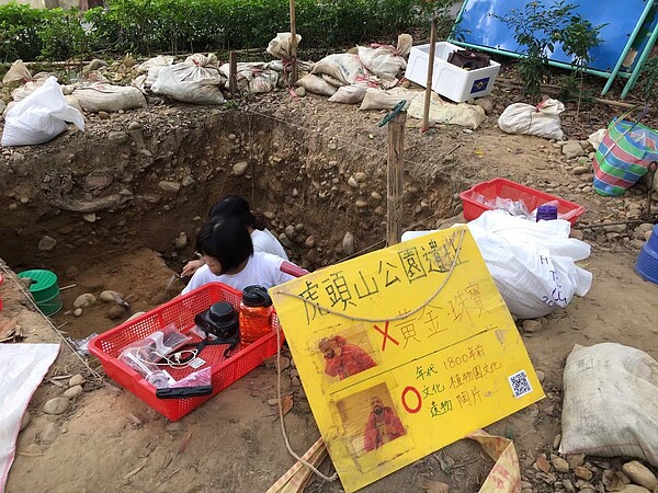 黃家齊表示,台大學生們很熱情,自製簡易紙板向民眾解說,還會教市民練習拿工具挖掘,讓更多人了解考古。圖/市議員黃家齊提供