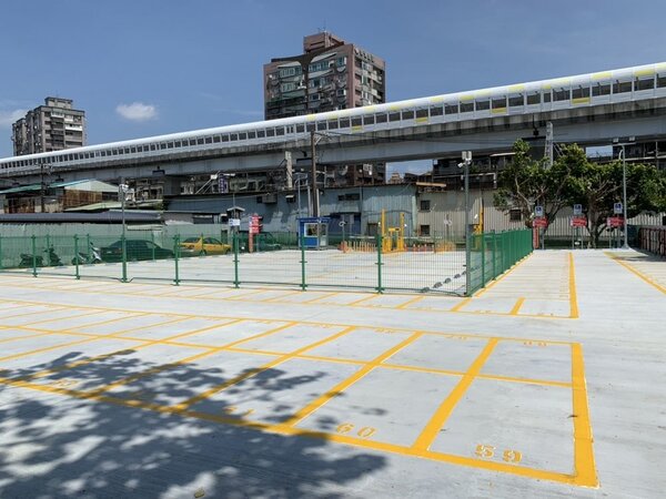 中和秀峰段平面停車場提供16個小型車停車位及130個機車停車位。圖／新北市政府交通局提供