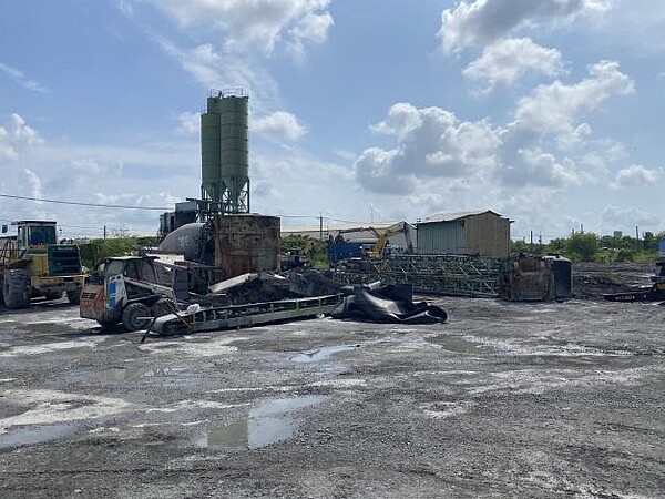 台南市政府再度聯合稽查位於安定區的竑榮實業,並依稽查結果自行拆除違建與水泥機具。圖/台南市政府提供