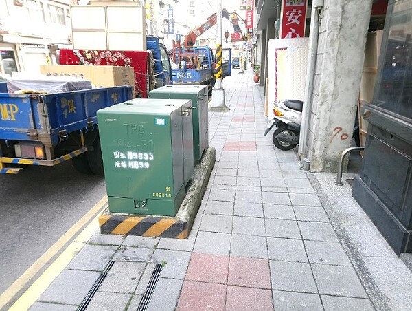 同樣有變電箱…為啥我家附近特別多?台電解惑了 新北市變電箱遷移人行道進度落後。圖/新北市政府提供