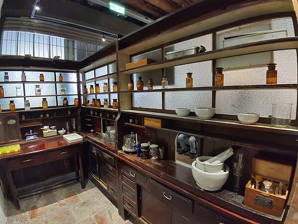 鹿港長源醫院目前作為展覽空間,文化局將以「公益換租」徵選進駐者。圖/鹿港鎮公所提供