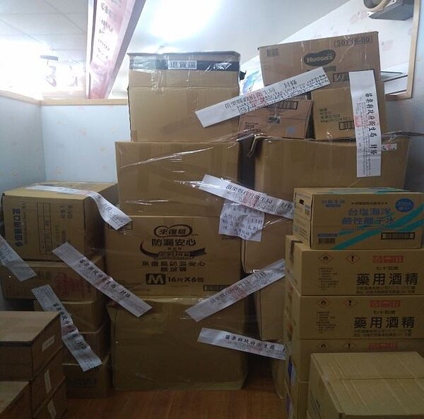 苗栗縣衛生局日前派員稽查,在合康連鎖藥局竹南分店查獲民眾退貨或有疑慮的產品,現場查封有疑慮的口罩並責令業者保管共2萬8774片。圖/苗栗縣衛生局提供