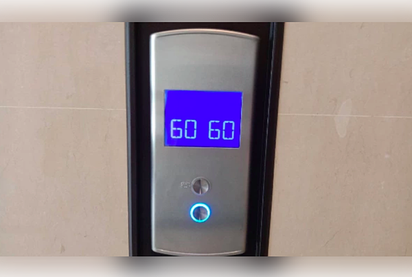 東明公宅電梯故障,整慘住戶,明明只有21層樓,電梯卻顯示60樓,住戶被嚇出一身冷汗。圖/議員李明賢辦公室提供