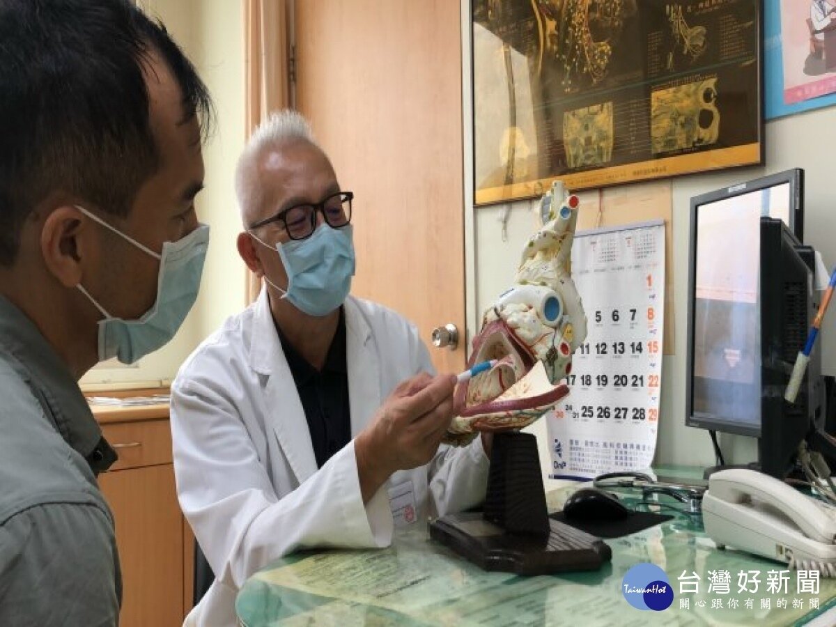 大甲光田醫院心臟外科主任郭達智說明,南移工阿新罹患風濕性心臟病,醫師團隊醫治情況。(記者陳榮昌攝)