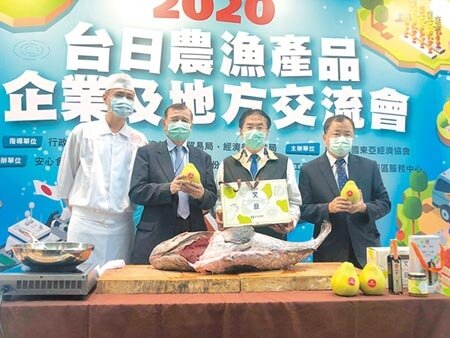 東元集團會長黃茂雄(左二)力挺南高屏東三縣市農漁特產。他並強調,疫後外送成趨勢,將與台灣宅配通合資設立物流公司,發展外送平台。圖/沈美幸