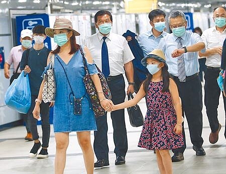 又是「台灣輸出」!中央疫情指揮中心昨接獲菲律賓透過國際衛生條例國家對口單位(IHR)通知,檢出1例自台灣入境的無症狀個案,為菲籍30多歲白領階級女性,來台工作半年,初步掌握接觸者21人。圖為在台北車站進出的旅客都配戴上口罩防疫。(陳信翰攝)