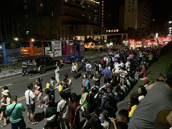 酒店緊急疏散上百位房客及員工,虛驚一場。記者尤聰光/翻攝