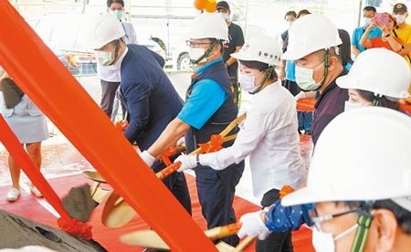 由台中市烏日區第四公墓改建的東園稻田森林公園26日動土,台中市長盧秀燕(左三)等人執鏟動土。(黃國峰攝)