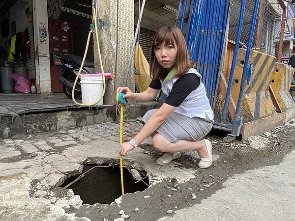 捷運萬大線工程中和區施工段人行道破洞,新北市議員張維倩日前邀相關單位會勘。圖/張維倩辦公室提供