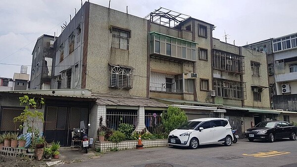 社區住戶屋內天花板現況。圖/新北市政府提供