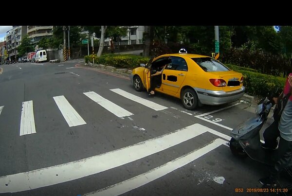 在行人穿越道臨停上下車。圖／新北市政府提供