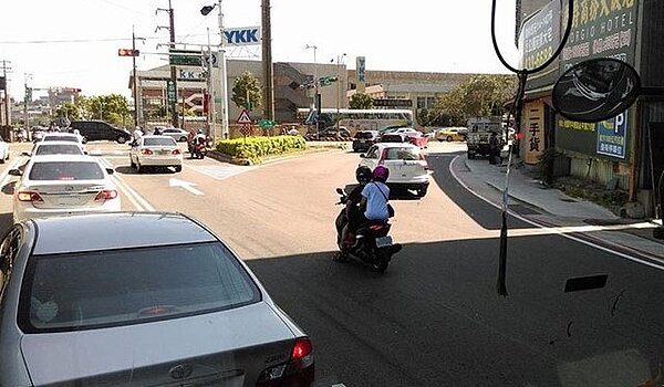 機車在道路中央臨停躲太陽。圖／新北市政府提供