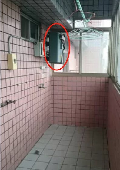 網友看屋時發現陽台上有個大型變電箱,PO上臉書社團請教大家。圖/取自《買房知識家(Q你的A)》