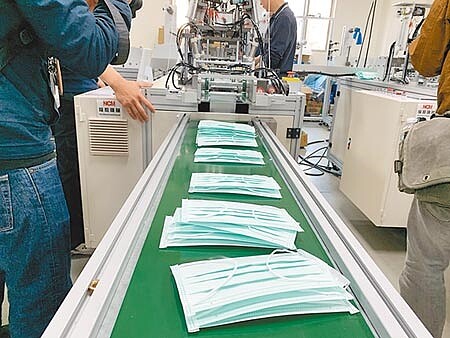 中央組成口罩國家隊拚產量,不少作業員工作量劇增苦喊吃不消,新北市勞工局一連接獲2件口罩工廠超時工作申訴案,有員工單周工時高達100小時。圖為示意圖非當事人。(許哲瑗攝)