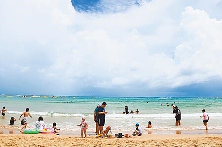 2020讀者文摘「信譽品牌」評選中,「屏東墾丁」榮獲家庭旅遊類金獎,屏縣府指出,這顯示屏東深獲消費者信賴。(謝佳潾攝)