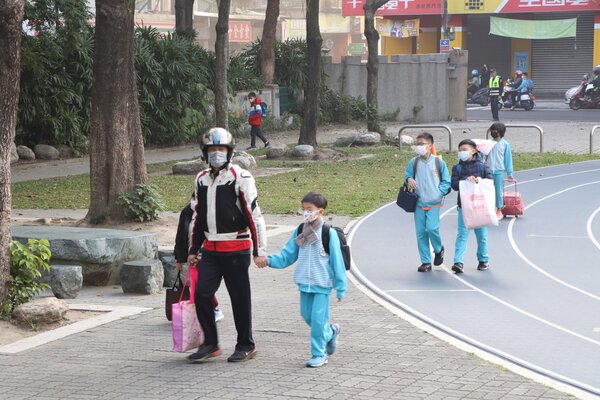 家長接送孩子上學，若家長有入校需求，必須全程戴口罩與量體溫。 圖／聯合報系資料照片