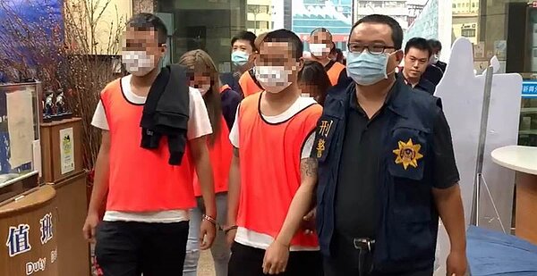 警方破獲賭博機房藏身豪宅,逮補13嫌到案。(新興警分局提供/柯宗緯高雄傳真)