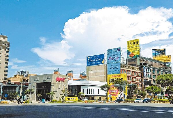 新竹縣政府消保官靳邦忠指出,新竹某建案建商、代銷以話術慫恿消費者付10萬至20萬訂金,且訂單上用印等事項有違法之虞。(翻攝照片/莊旻靜新竹傳真)