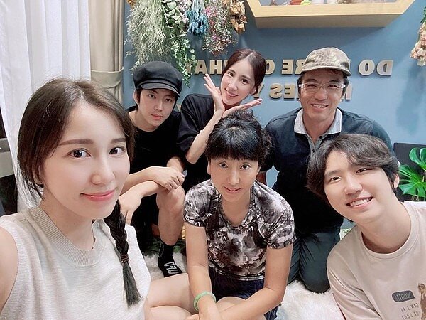 瑤瑤順利一圓台北買房夢,邀請家人拜訪更貼出全家福,但其實會買房竟是為了愛犬Pingpong。圖/截自瑤瑤instagram