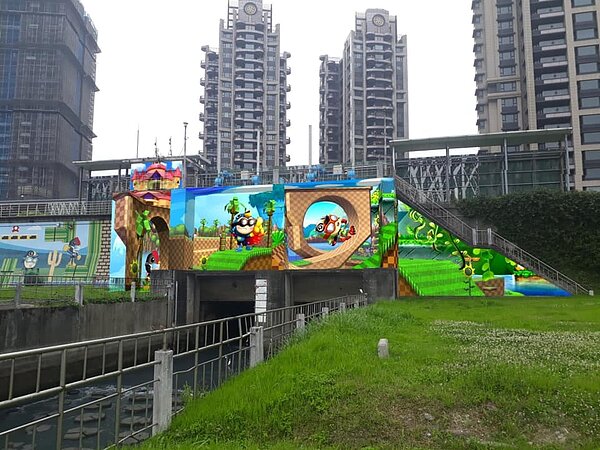 新北市高灘處原本希望以彩繪形式增添抽水站美感,不料卻掀起民眾正反議論。圖/新北市高灘處提供