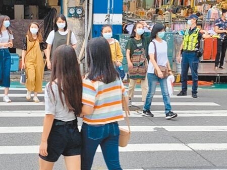 桃園市警局將自9月1日起，進行1個月路口安全大執法，將嚴格取締車輛未禮讓行人等交通法令。（賴佑維攝）