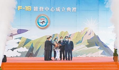 蔡英文總統(中)與國安會祕書長顧立雄、國防部部長嚴德發等人出席F-16維修中心成立典禮。(王文吉攝)