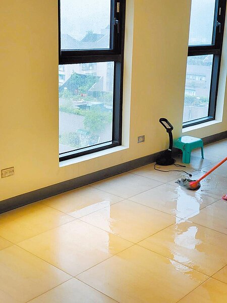 前天下午北市一場大雨，大龍新城住戶家中配線箱狂滴雨水，甚至流向室內地板。圖／台北市議員陳怡君研究室提供