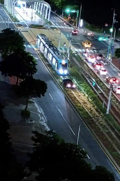 淡海輕軌28日下午6點52分，在濱海路與義山路口，有一小客車誤闖輕軌軌道。圖／翻攝自細說淡水臉書社團