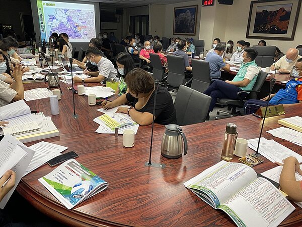 內政部昨天召開都市計畫委員專案小組會議審查新竹縣台灣知識經濟旗艦園區計畫，縣長楊文科率隊說明，多名立委、縣議員到場關心。圖／新竹縣府提供