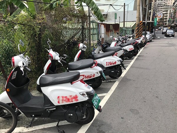 里長向交通局投訴,有共享機車大量投車,並長時間占用公有路邊停車位。圖/新北市交通局提供
