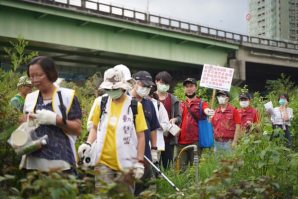 新北市動保處今日（29日）會同9個動保團體及中華民國山岳協會與在地里民，針對過去1年7個獸鋏、山豬吊通報熱點同步進行清山行動。圖／新北市動保處提供