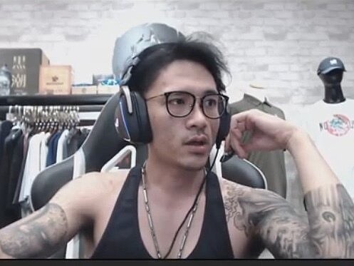 館長的助理「小宇」稍早開直播分享館長現況。記者柯毓庭/翻攝自Youtube