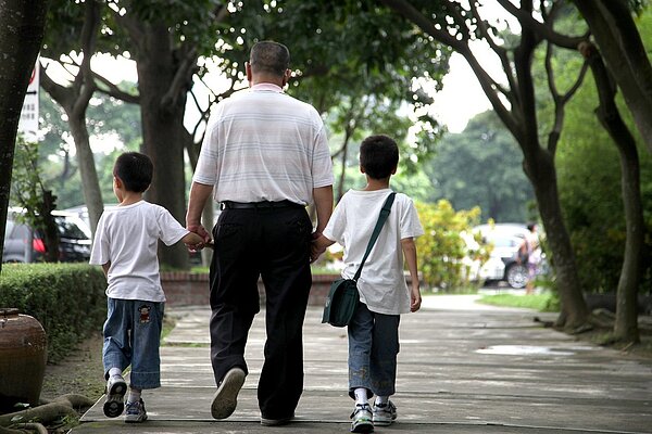 家扶基金會指出,隔代家庭祖孫間的衝突,慢慢轉變為數位教養上的挑戰。。圖/聯合報資料照