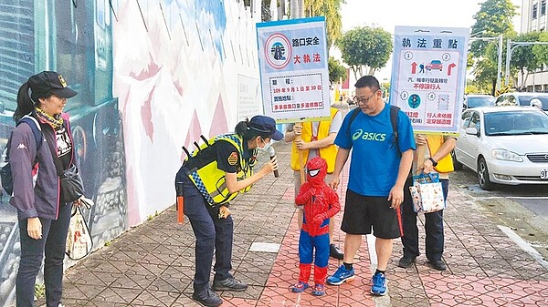 台南市警局交通大隊向行人宣導9月1日起全市路口安全大執法專案的重點。(台南市警局提供/洪榮志台南傳真)