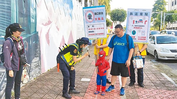 台南市警局交通大隊向行人宣導9月1日起全市路口安全大執法專案的重點。（台南市警局提供／洪榮志台南傳真）