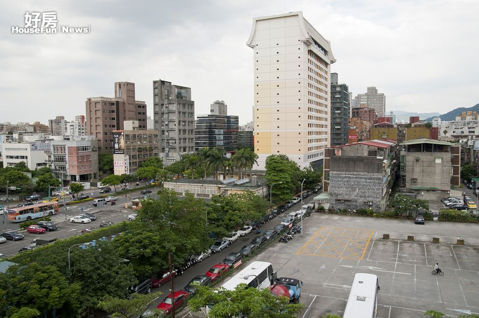 信義計劃區A25,台北市信義區松高路、松勇路交接口,中油大樓後方,停車場。(好房news記者 陳韋帆/攝影)