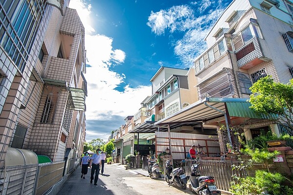 桃園龍潭區住宅多為山坡地,早期因無自來水延管工程,產生水源不足的問題。圖/桃園市政府提供